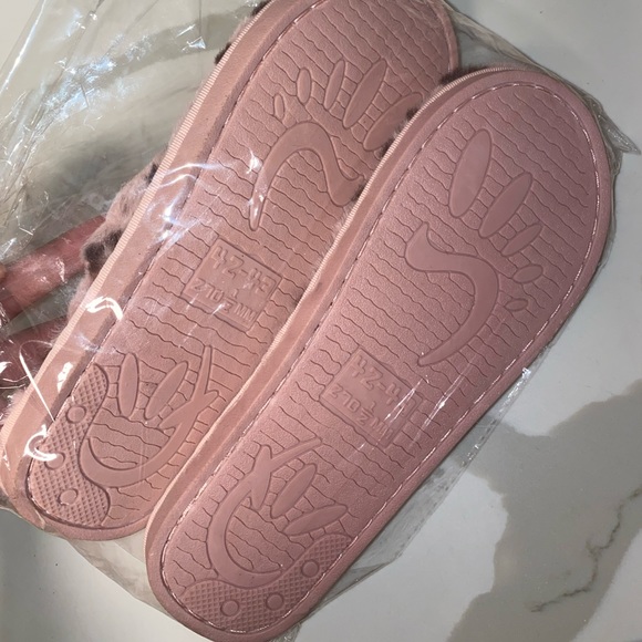 Trendy Pink and Black Fur Slippers - Picture 7 of 7